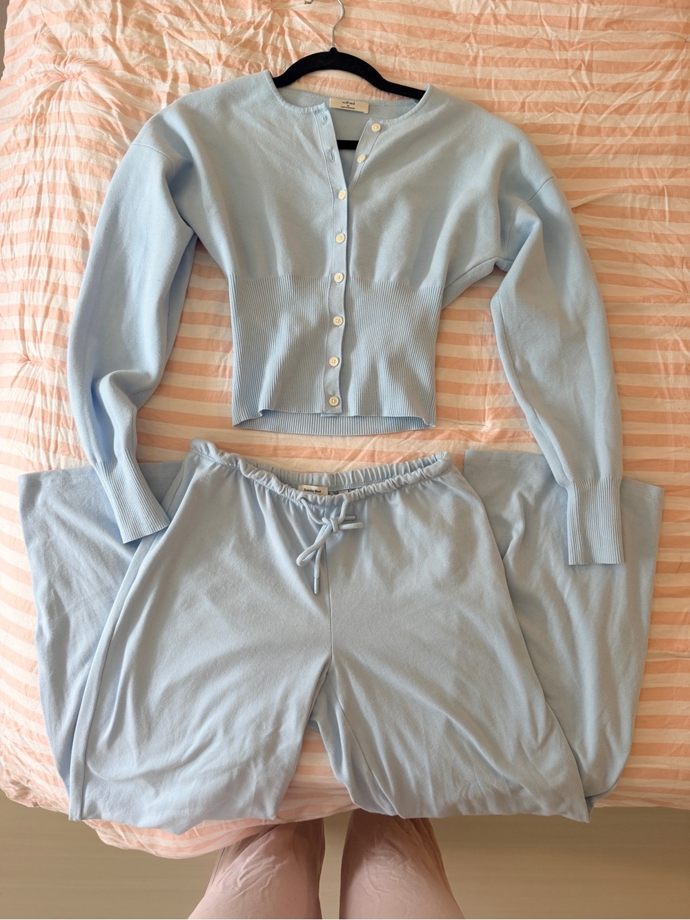 Aritzia Go Lightly Cardigan and Gilmore Pant - Picture 2 of 7